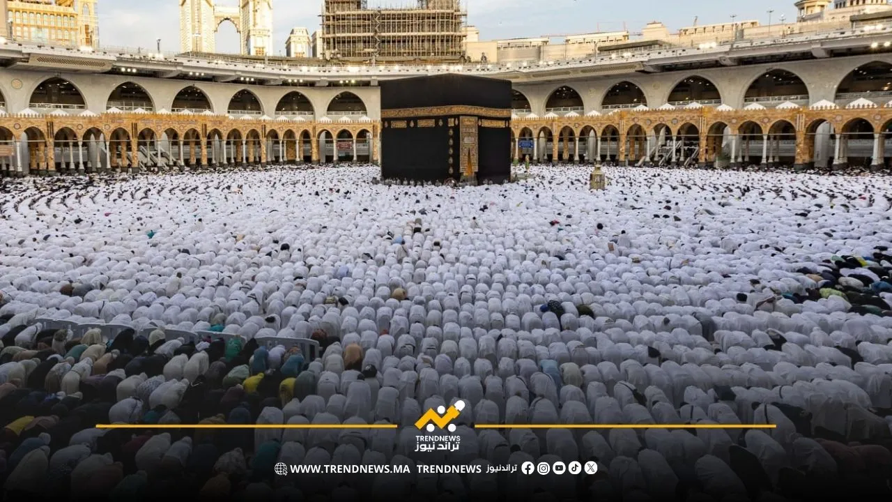 شربوا 42 ألف عبوة ماء زمزم.. أكثر من 4 ملايين مصل في الحرم ليلة 29