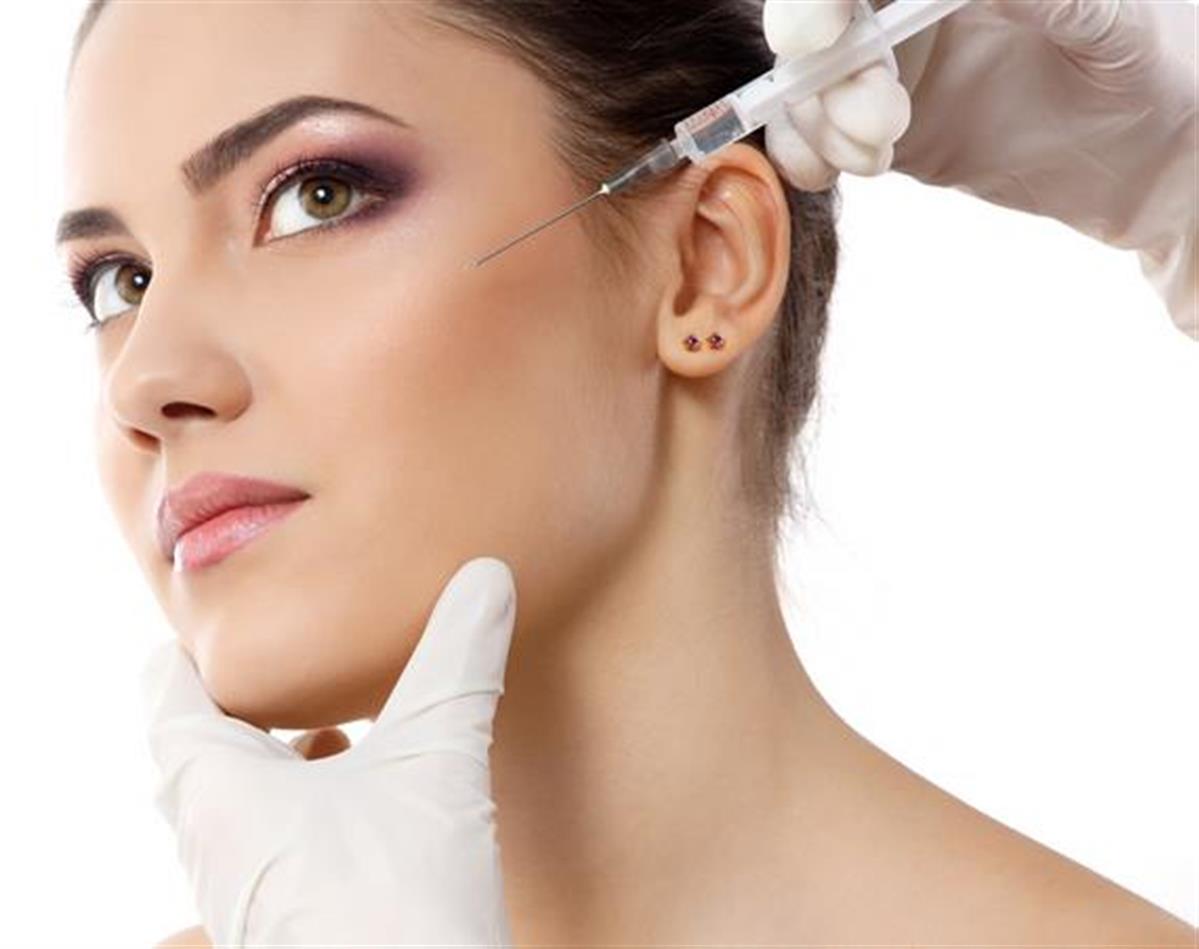 الصحة تغلق عيادة تجميل وتركيب شعر صناعي يديرها طبيب مزيف
