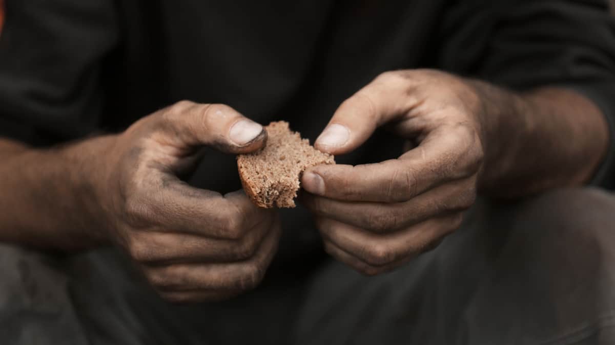 هل أنت منهم؟.. كل من كان دخله أقل من 3 دولار في اليوم فهو تحت خط الفقر