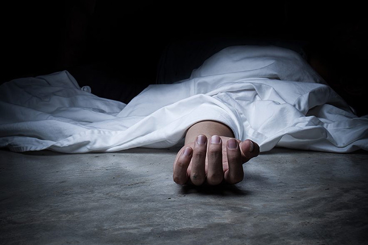 الأب أنهى حياة أبنائه الثلاثة بسلاح أبيض ثم شنق نفسه بمنزله في سوهاج
