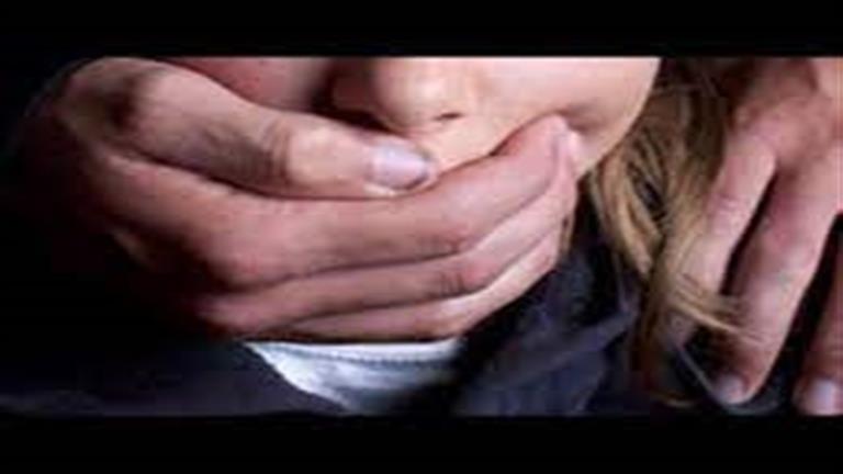 عيني عنيك.. سيدة تخدر فتاة داخل ميكروباص لخطفها بالأسكندرية