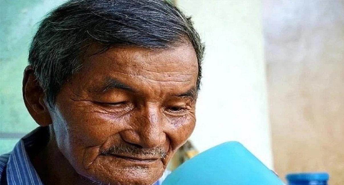 يعمل ليلًا ونهارًا.. مزارع في عمر الثمانين لم ينم منذ 60 عامًا