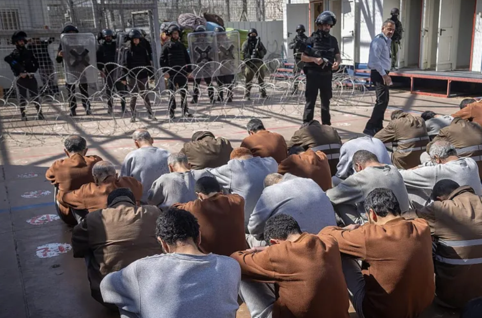 في حفرة تحت الأرض.. الجارديان البريطانية توثق الانتهاكات الإسرائيلية بحق الفلسطينيين