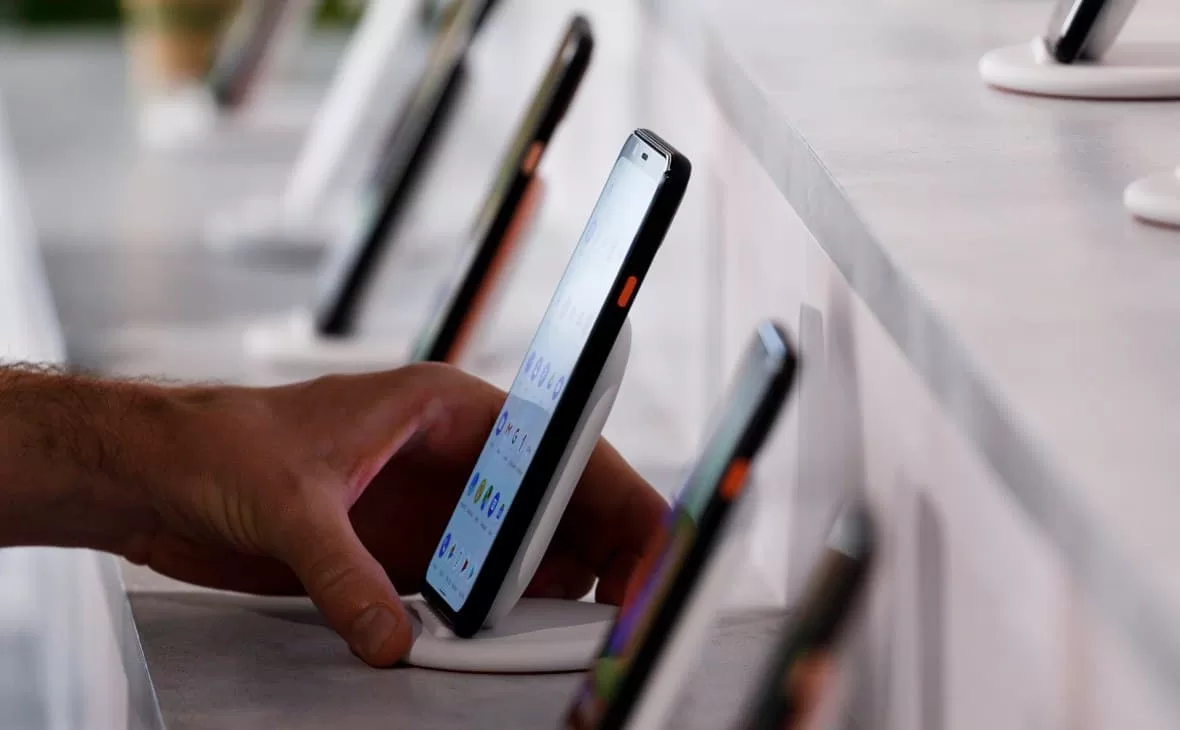 حل وسط لأزمة هواتف المصريين في الخارج.. خصم 25% عند الشراء في مصر