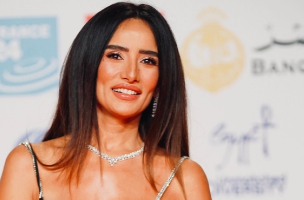 في منشور على حسابها الرسمي.. زينة تعلن زواج أحمد عز من مساعدته