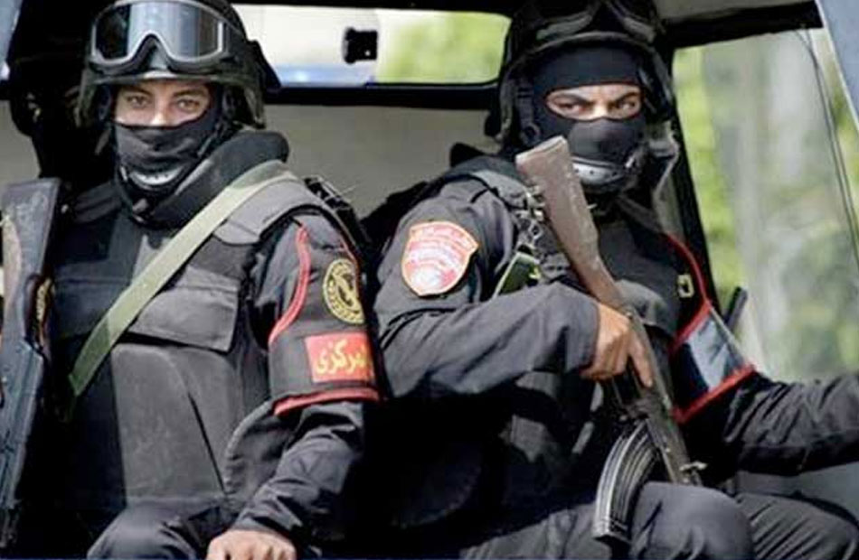 ضبط 3 أشخاص قاموا بإلقاء أكياه مياه على المواطنين أثناء صلاة العيد في النزهة