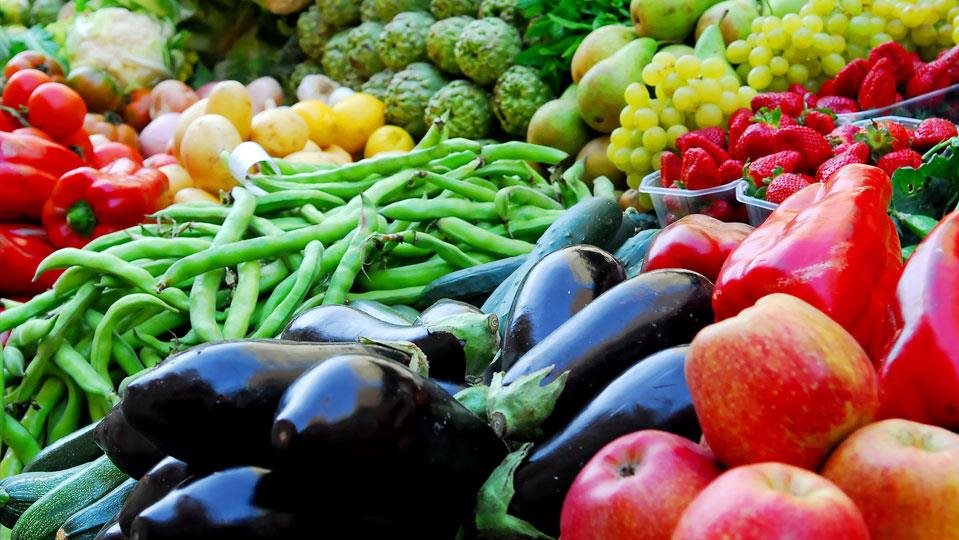 منها الطماطم.. شعبة الخضار والفاكهة يكشف أسباب انخفاض أسعار المحاصيل الزراعية