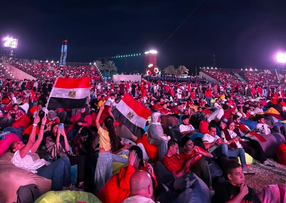 وصول حشود من الجماهير إلى منطقة ألفان زون لمشاهدة مباراة مصر ونيوزيلندا