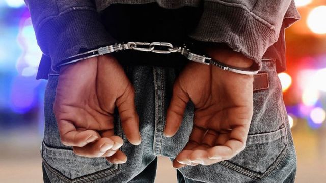 ظهر في مقطع فيديو.. ضبط شاب ارتكب أفعال خادشة داخل سيارة ميكروباص