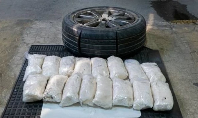 تفاصيل ضبط 16 كليوجرامًا من مخدر كريستال مخبأة داخل إطار سيارة