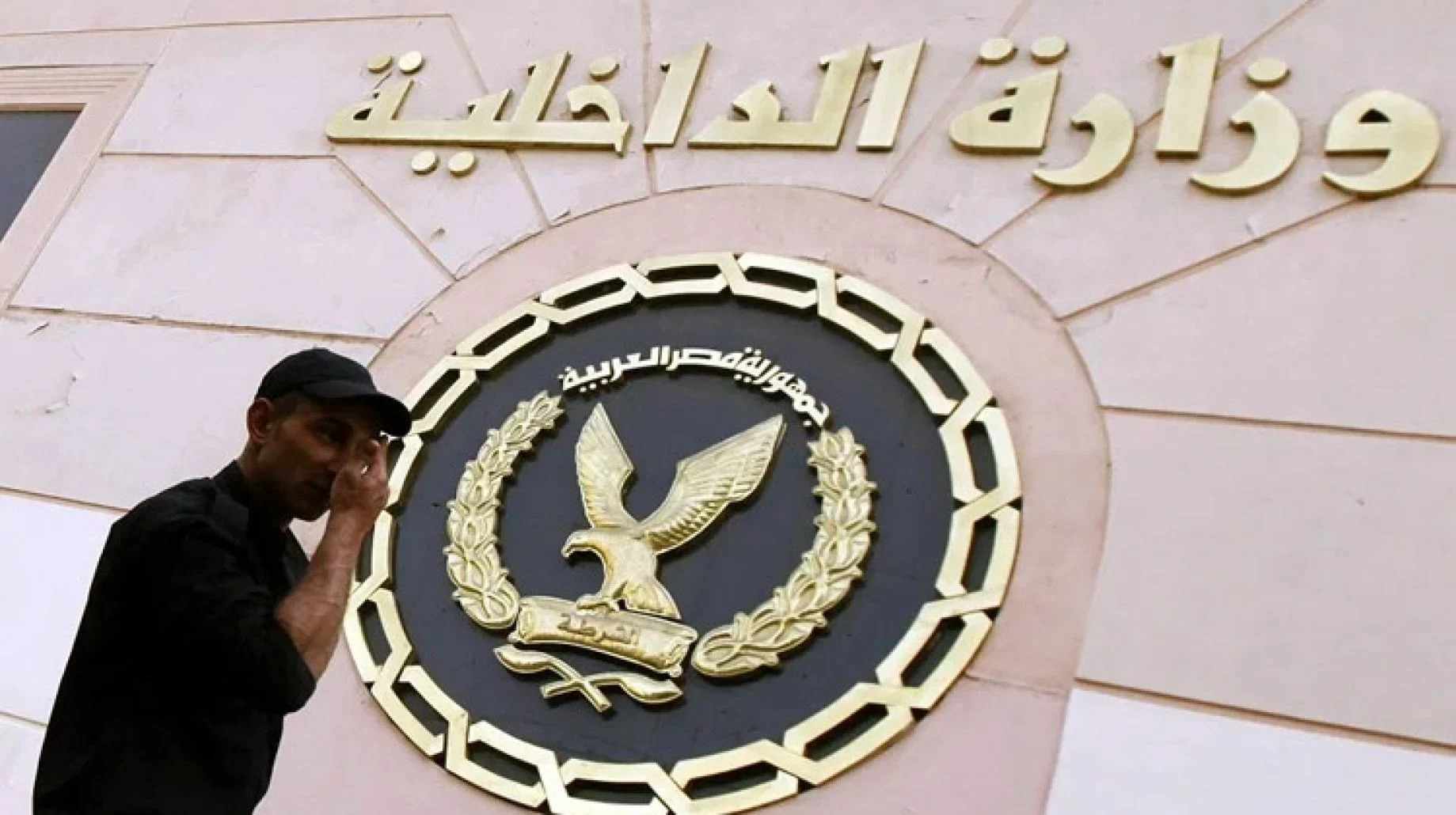 الداخلية تكشف ملابسات فيديو لمحادثة هاتفية إباحية لضابط على المعاش منذ 15 عامًا